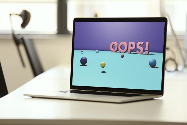 ordinateur avec marqué “oops” sur l'écran