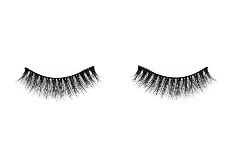 Des extensions de cils sur fond blanc