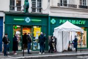 Une file d’attente devant un stand de dépistage covid19 devant une pharmacie