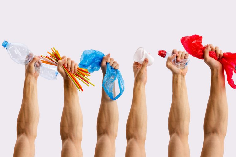 mains tenant des objets en plastique