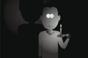 Un personnage dans le noir éclairé avec une bougie