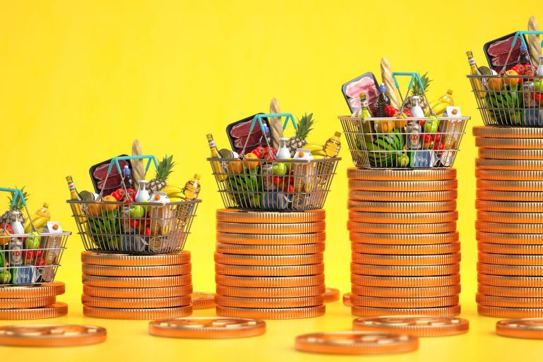 paniers de courses alimentaires et pièces d’or