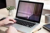 portable Mac avec un écran cassé