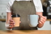 boissons chaudes avec un mug et un gobelet jetable