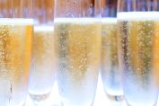 Coupes de champagne en gros plan avec des bulles