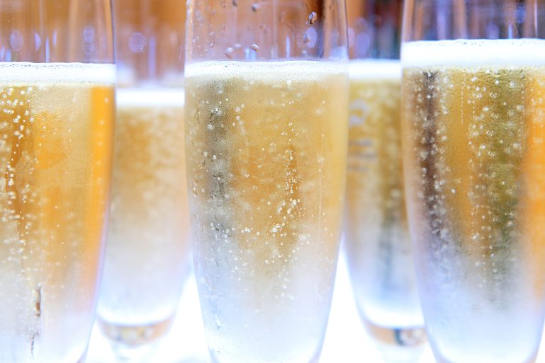 Coupes de champagne en gros plan avec des bulles