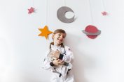 petite fille astronaute avec un jouet vaisseau spatial