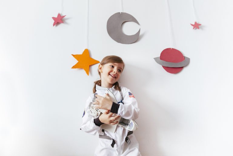 petite fille astronaute avec un jouet vaisseau spatial