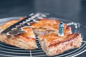 une galette des rois avec sa fève sur une plaque de four