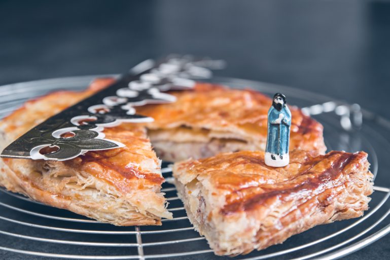 une galette des rois avec sa fève sur une plaque de four