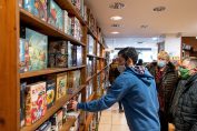 Un vendeur dans un magasin de jeux de société