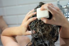 lavage de cheveux avec un shampoing solide