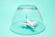 Un avion sous une cloche en verre