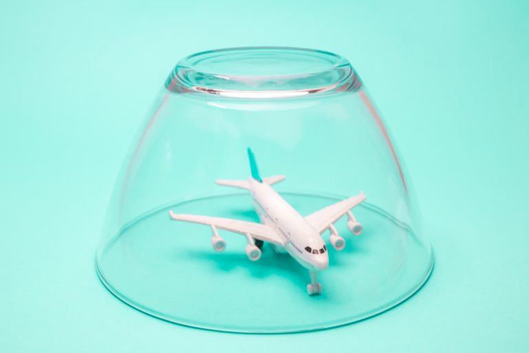 Un avion sous une cloche en verre