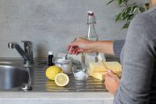 ingrédients pour fabriquer des produits ménagers maison sur un évier de cuisine