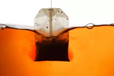 sachet de thé infusant dans l’eau chaude