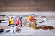 petits personnages avec pièces de monnaie et stéthoscope