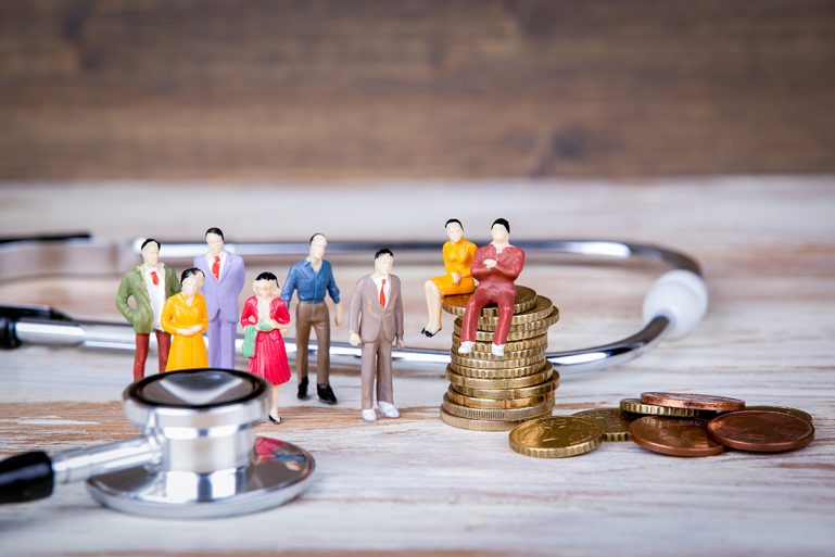 petits personnages avec pièces de monnaie et stéthoscope