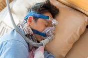 Homme couché dormant avec respirateur