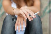 adolescente fumant une cigarette