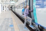 jeune femme embarquant dans un train