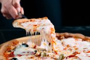 une pizza au fromage