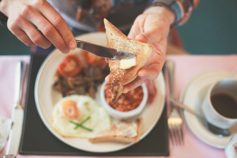 pain grillé avec du beurre au petit-déjeuner