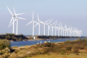 champ d’éoliennes le long d’un canal