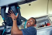 adolescent rangeant son sac dans un avion