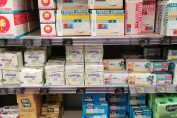Rayon Serviettes et tampons dans un magasin