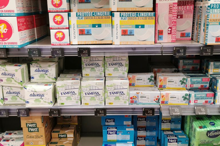 Rayon Serviettes et tampons dans un magasin