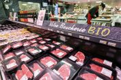 Un rayon boucherie bio dans un supermarché