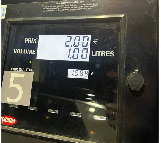 La pompe affiche un prix au litre de 1.999 euros, et un prix final de 2 euros pour un volume de 1 litre.