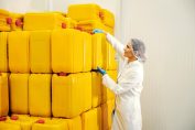 bidons d’huile de tournesol dans une raffinerie