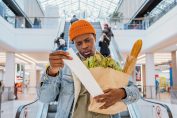 consommateur surpris en regardant son ticket de caisse