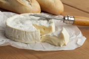 Camembert coulant en train d'être découpé