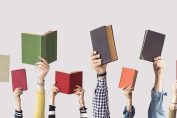 Une rangée de mains qui tiennent des livres de couleurs