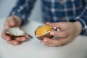 Mains ouvrant un Kinder surprise
