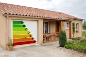 étiquette énergie sur la porte du garage d’une maison