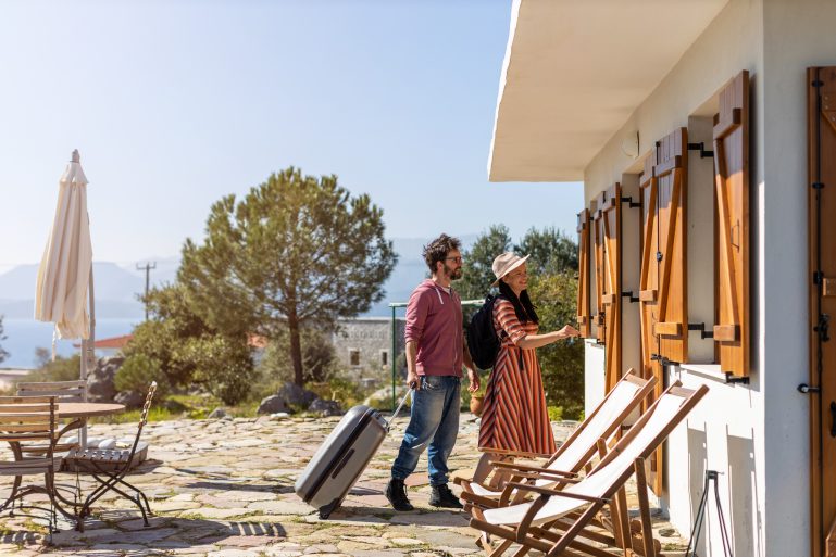 Un couple arrivant dans la maison de leurs vacances