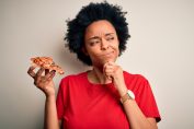 Femme avec une pizza à la main