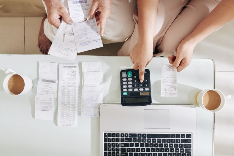 famille avec tickets de caisse et calculette