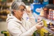 lecture d’étiquette en supermarché