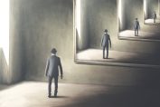 personnage se reflétant à l’infini dans un miroir