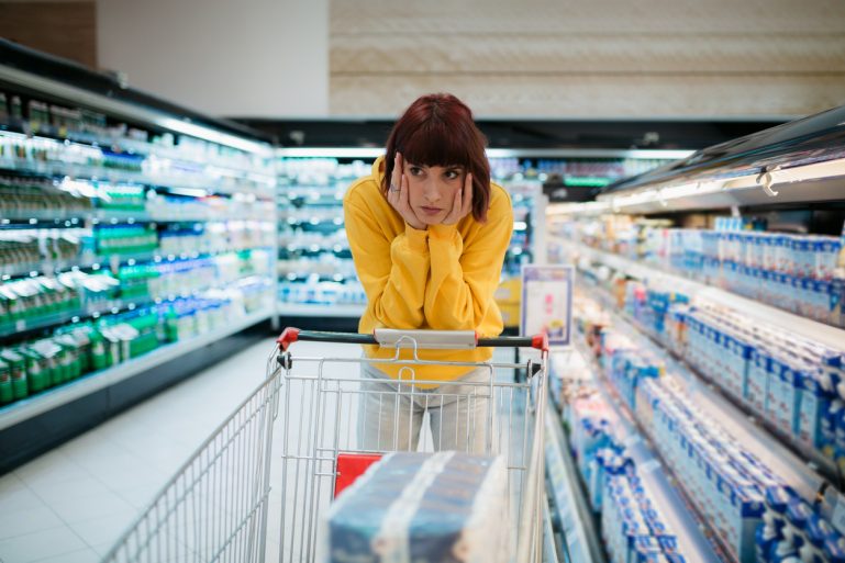 jeune femme inquiète au supermarché
