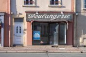 La devanture d’une boulangerie avec une affiche "A vendre"