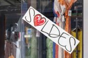 panneau “soldes” dans une vitrine