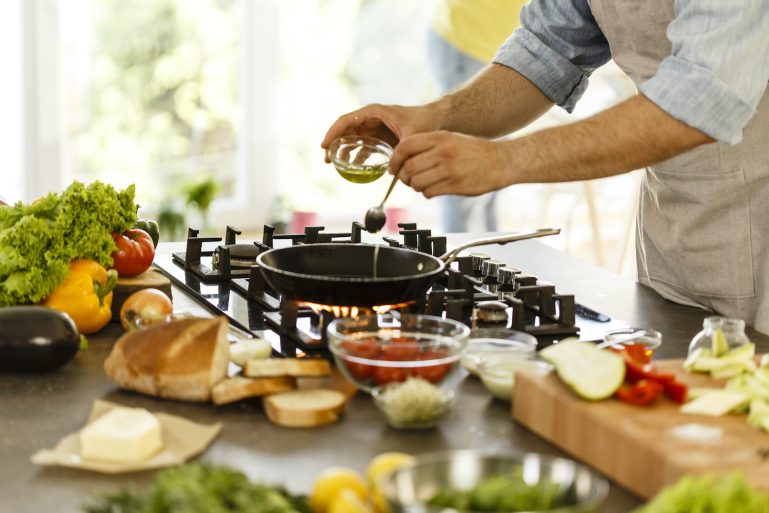 homme cuisinant à l’huile d’olive
