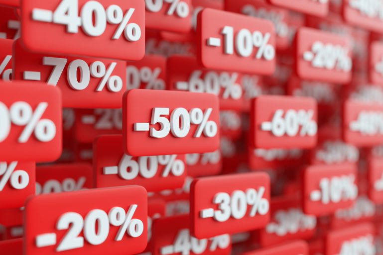 des pourcentages de réduction en blanc sur rouge