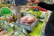 Des fruits et légumes emballés dans du plastique dans un supermarché